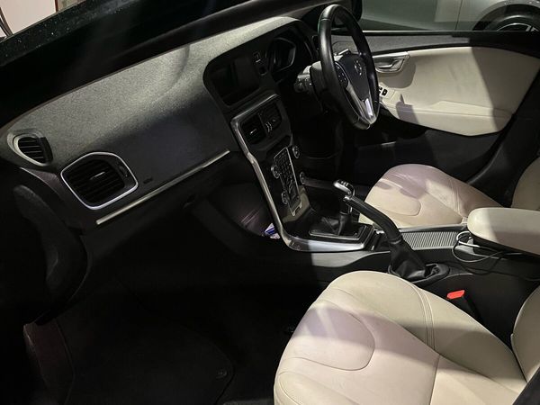 Volvo V40 Hatchback, Diesel, 2016, Black