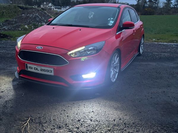 Ford Focus Hatchback, Diesel, 2015, Red