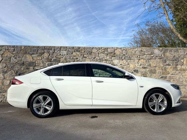 Vauxhall Insignia Hatchback, Diesel, 2018, White