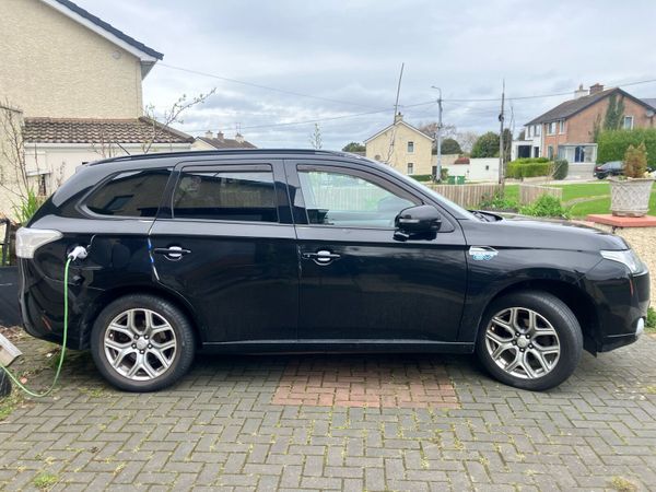 Mitsubishi Outlander SUV, Petrol Plug-in Hybrid, 2015, Black