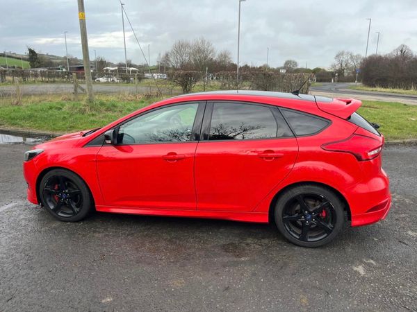 Ford Focus Hatchback, Diesel, 2017, Red