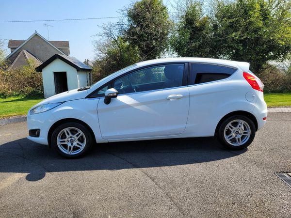 Ford Fiesta Hatchback, Petrol, 2014, White
