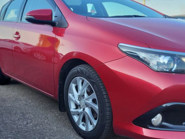Toyota Auris Hatchback, Diesel, 2016, Red