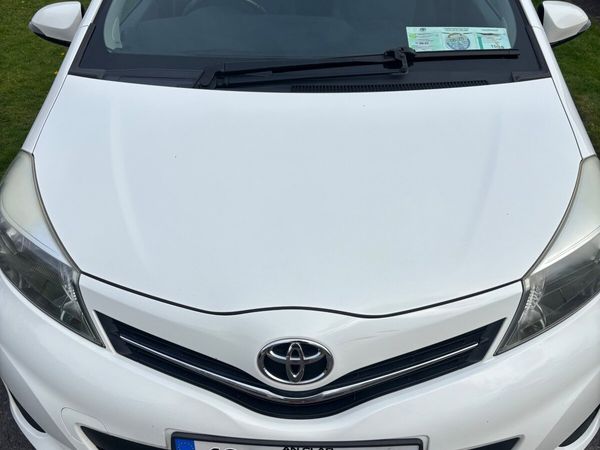 Toyota Yaris Hatchback, Petrol, 2012, White