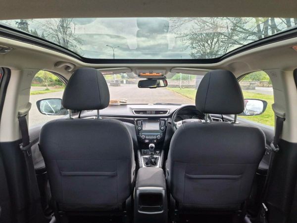 Nissan Qashqai Hatchback, Petrol, 2016, Red