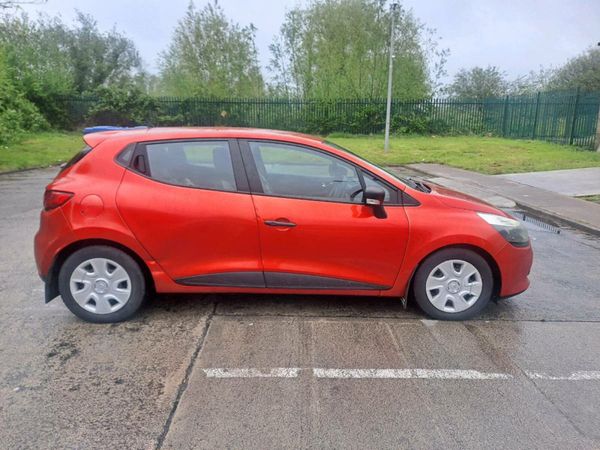 Renault Clio Hatchback, Petrol, 2014, Red