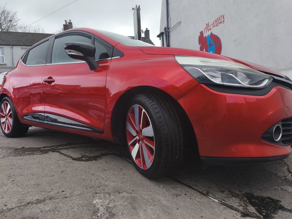 Renault Clio Hatchback, Petrol, 2015, Red