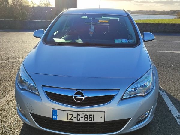 Opel Astra Hatchback, Petrol, 2012, Silver