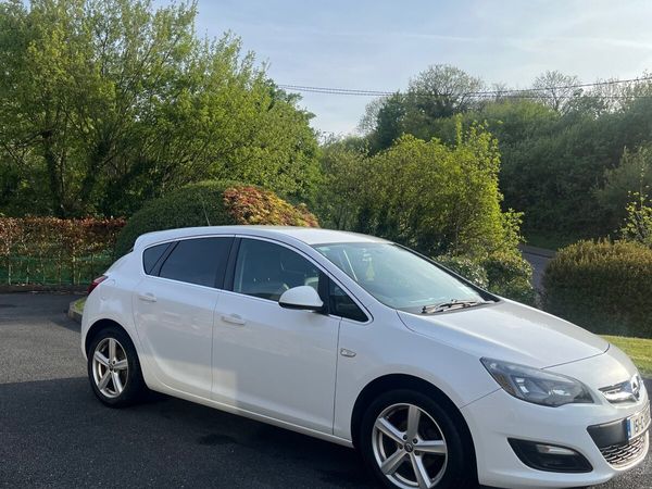 Opel Astra Hatchback, Petrol, 2015, White