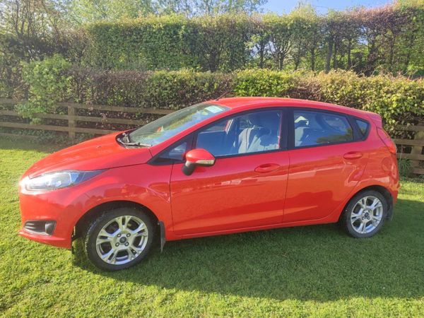 Ford Fiesta Hatchback, Petrol, 2015, Red