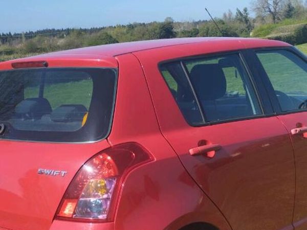 Suzuki Swift Hatchback, Petrol, 2009, Red