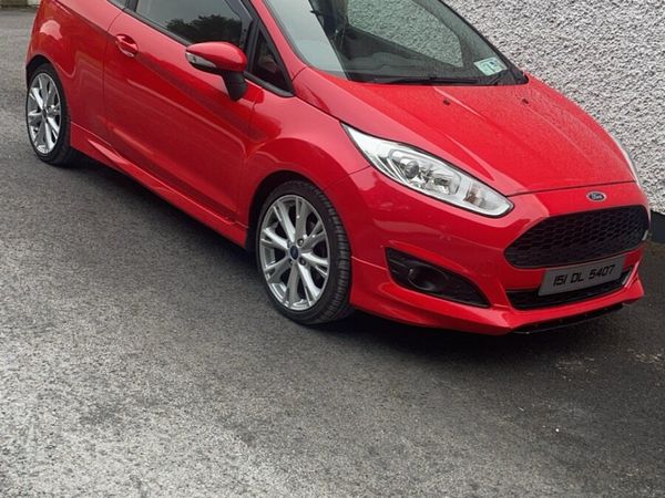 Ford Fiesta Hatchback, Petrol, 2015, Red
