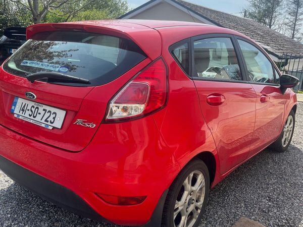 Ford Fiesta Hatchback, Petrol, 2014, Red