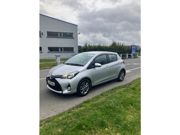 Toyota Yaris Hatchback, Petrol, 2015, Silver