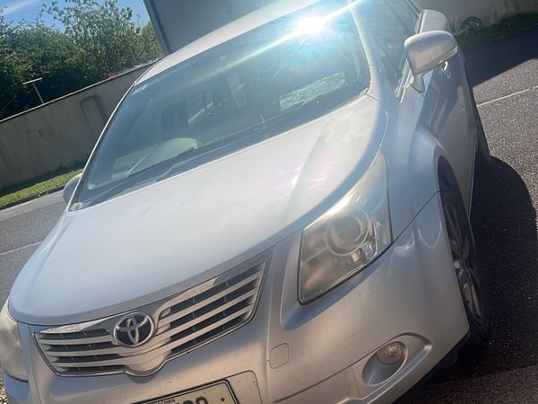 Toyota Avensis Saloon, Diesel, 2011, Silver