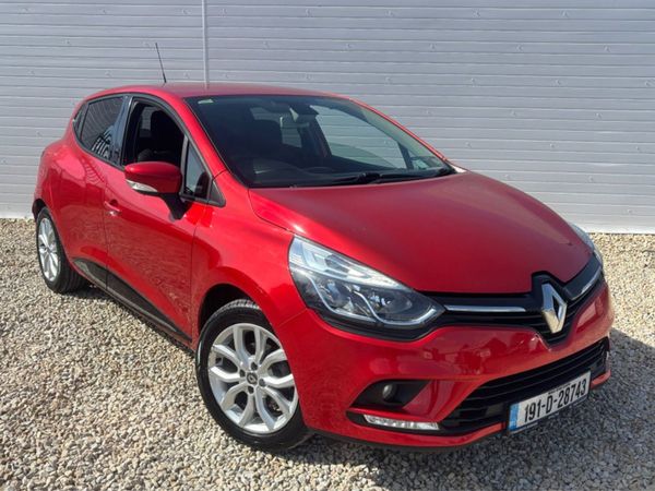 Renault Clio Hatchback, Petrol, 2019, Red