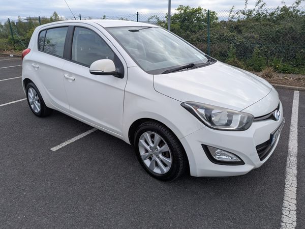 Hyundai i20 Hatchback, Petrol, 2014, White