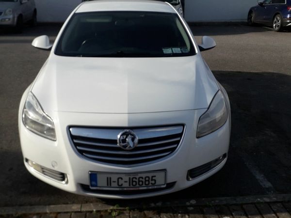 Vauxhall Insignia Hatchback, Diesel, 2011, White