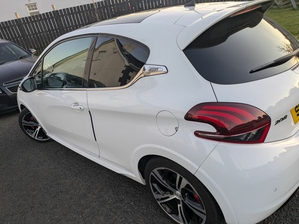Peugeot 208 Hatchback, Petrol, 2017, White