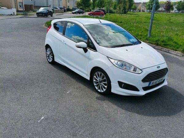 Ford Fiesta Hatchback, Petrol, 2015, White