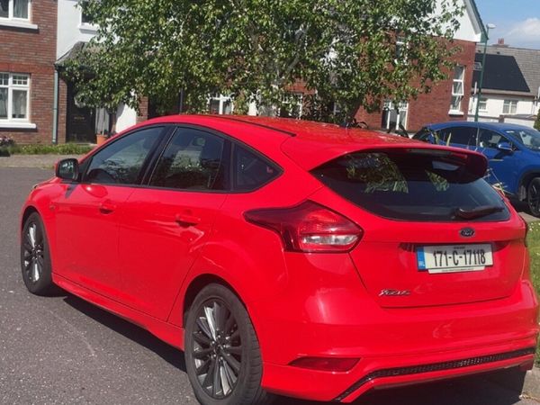 Ford Focus Hatchback, Diesel, 2017, Red