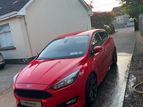 Ford Focus Hatchback, Petrol, 2015, Red