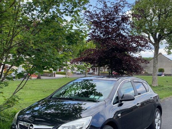 Opel Astra Hatchback, Petrol, 2011, Black