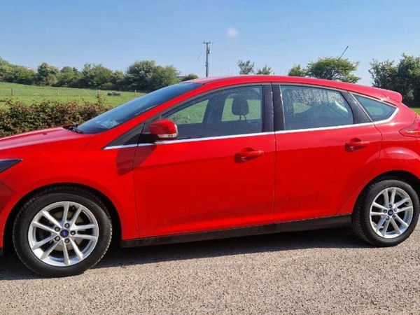 Ford Focus Hatchback, Petrol, 2015, Red