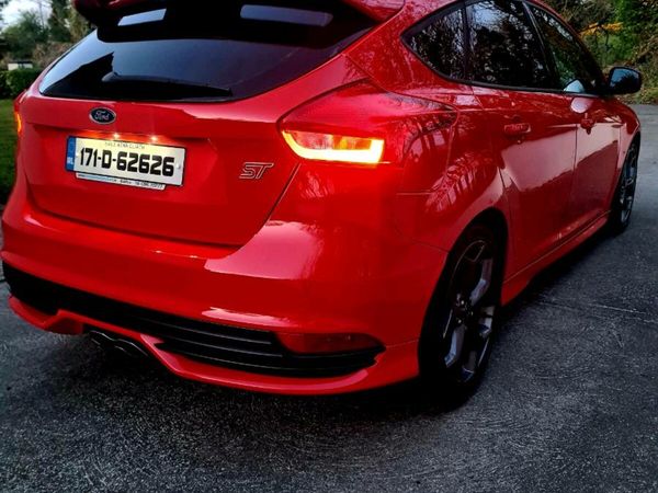 Ford Focus Hatchback, Diesel, 2017, Red