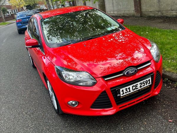 Ford Focus Hatchback, Petrol, 2013, Red