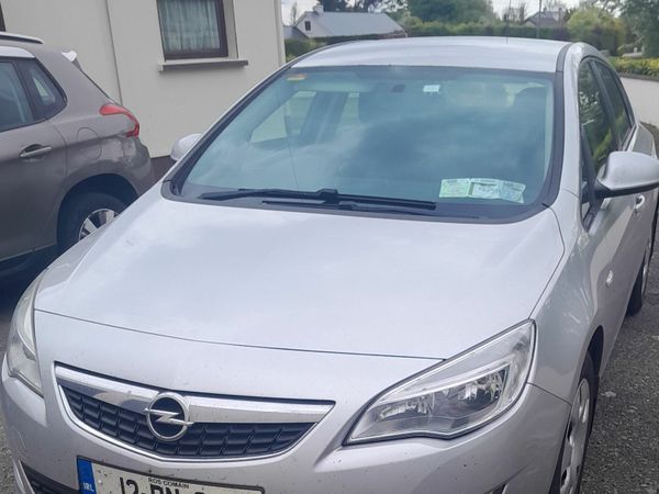 Opel Astra Hatchback, Petrol, 2012, Silver
