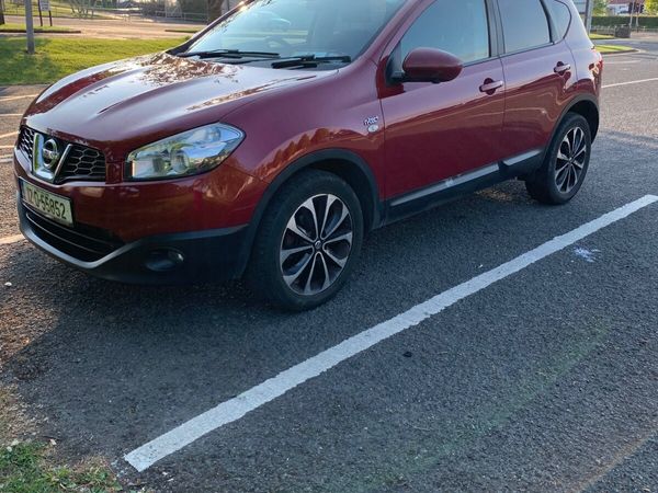 Nissan Qashqai Hatchback, Diesel, 2012, Red