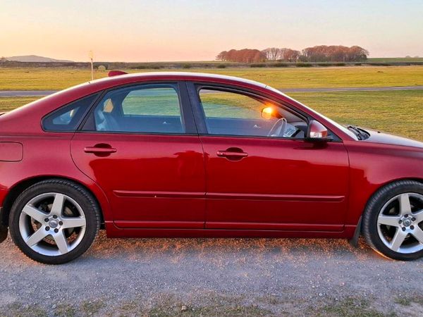Volvo S40 Saloon, Diesel, 2011, Red
