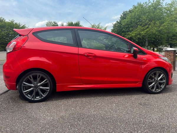 Ford Fiesta Hatchback, Petrol, 2017, Red