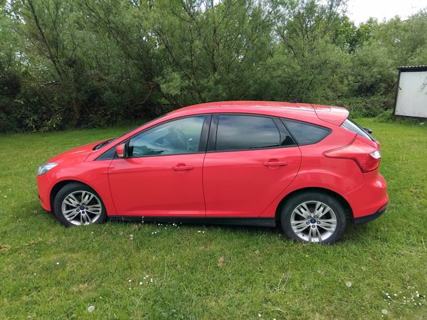 Ford Focus Hatchback, Petrol, 2012, Red