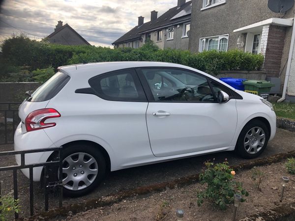 Peugeot 208 Hatchback, Petrol, 2014, White