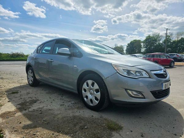 Opel Astra Hatchback, Petrol, 2010, Silver