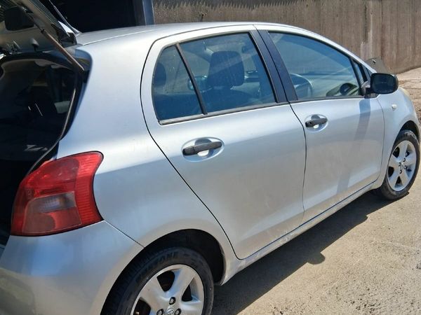 Toyota Yaris Hatchback, Petrol, 2006, Silver