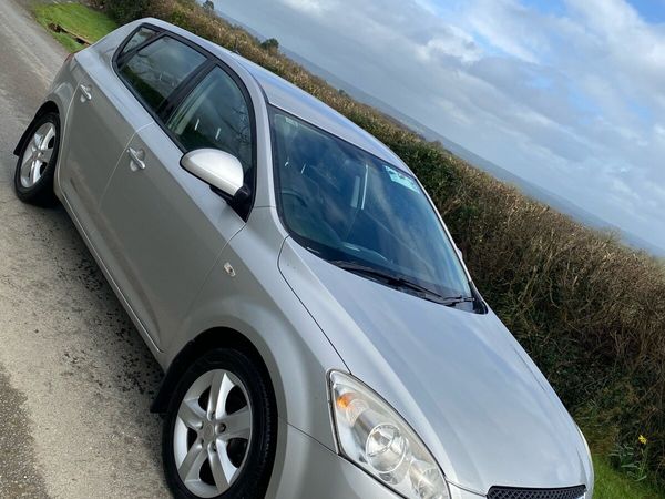 Kia Ceed Hatchback, Diesel, 2010, Silver