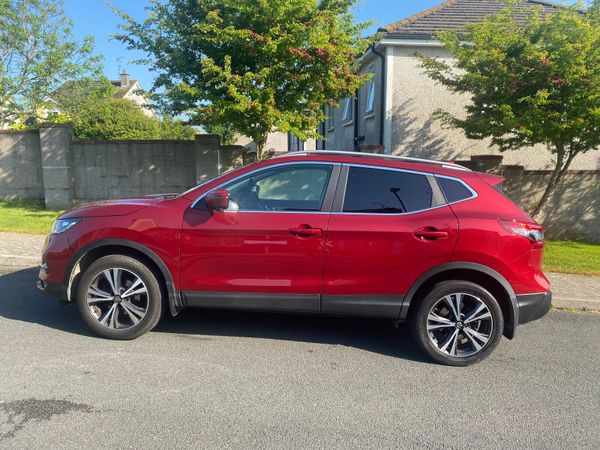 Nissan Qashqai MPV, Petrol, 2019, Red