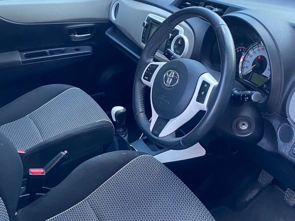 Toyota Yaris Hatchback, Petrol, 2014, Grey