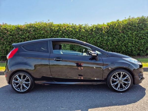 Ford Fiesta Hatchback, Petrol, 2014, Black