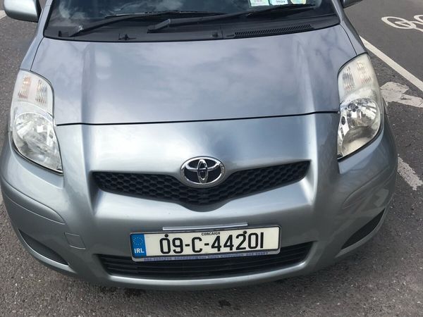 Toyota Yaris Hatchback, Petrol, 2009, Silver