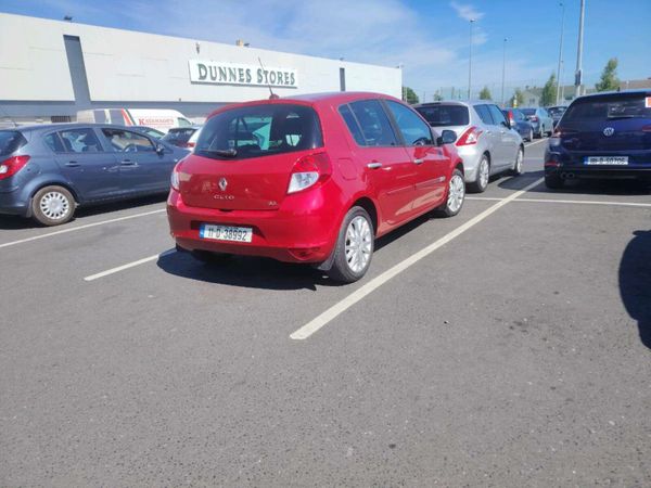 Renault Clio Hatchback, Diesel, 2011, Red