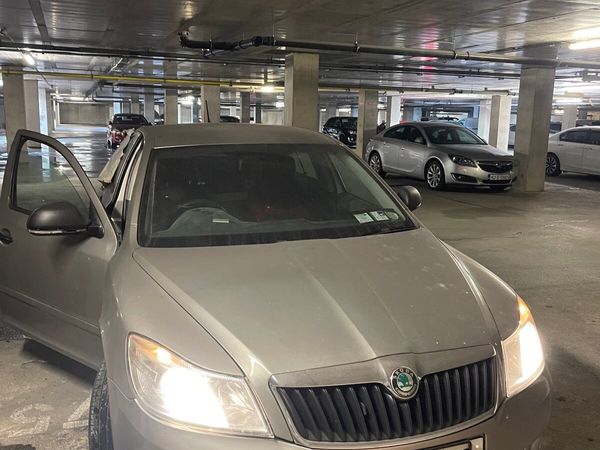 Skoda Octavia Saloon, Diesel, 2012, Beige