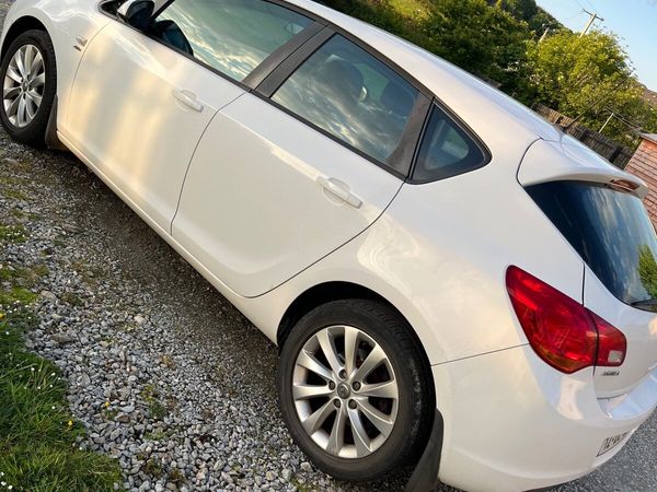 Vauxhall Astra Hatchback, Diesel, 2012, White