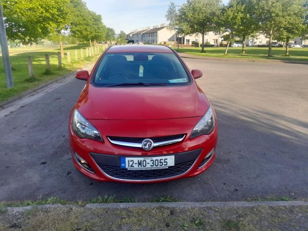 Vauxhall Astra Hatchback, Diesel, 2012, Red