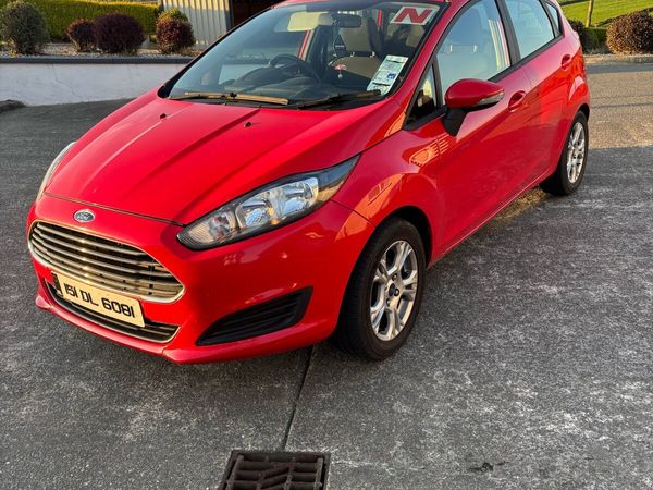 Ford Fiesta Hatchback, Petrol, 2015, Red