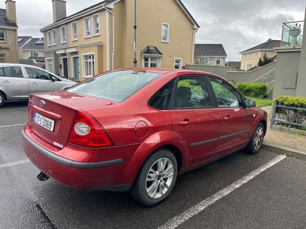 Ford Focus Saloon, Petrol, 2007, Red