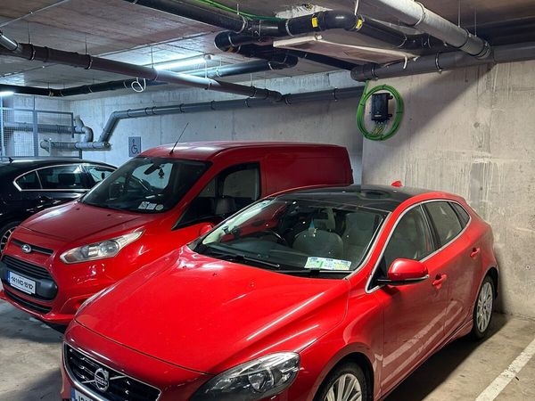 Volvo V40 Hatchback, Diesel, 2013, Red